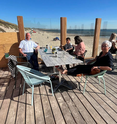 Heerlijk genieten aan het strand Zoutelande