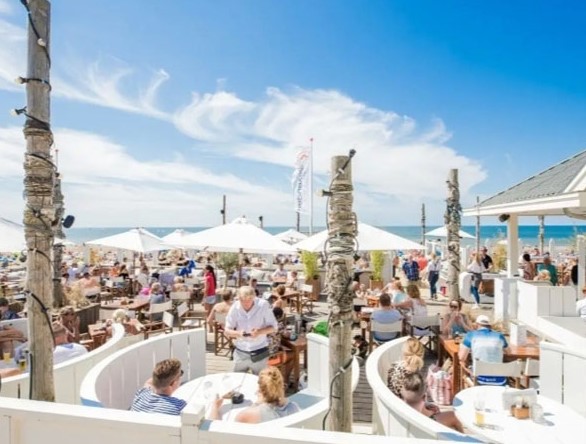 Genieten aan het strand, de Bollenstreek