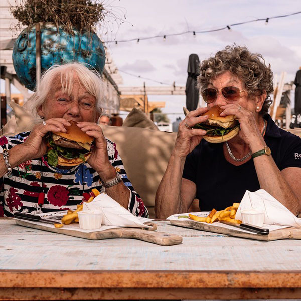 Genieten aan het strand R Port Hoek van Holland