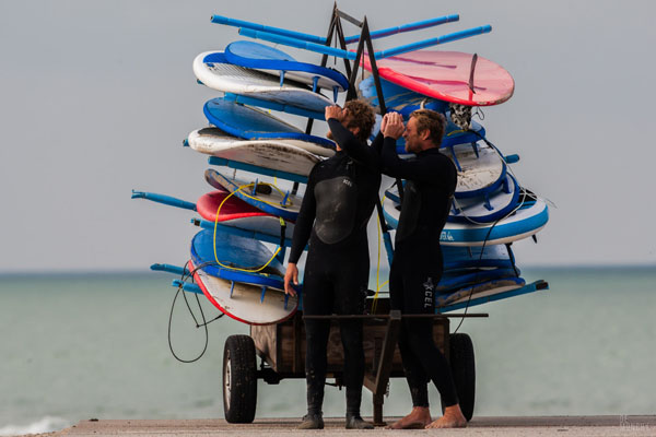 Surfplanken op het strand bij deSurfschool