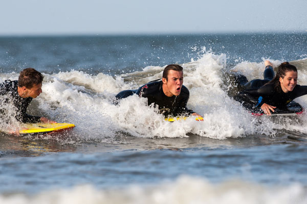 Een instructeur legt uit hoe je moet surfen