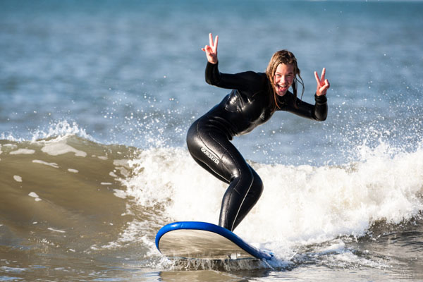 Een surfer pakt een golf bij de Surfschool in Hoek van Holland