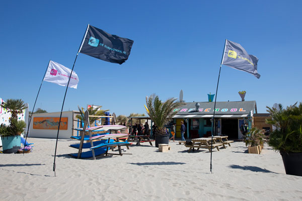 Surfplanken op het strand bij deSurfschool