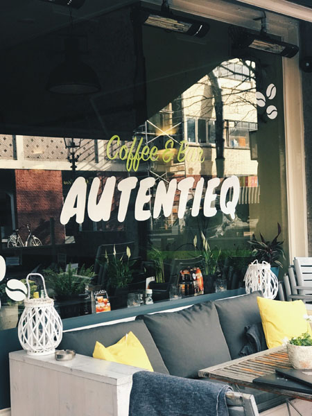 Autentieq bar en café, geniet op het terras