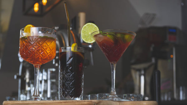 Genieten van overheerlijke cocktails