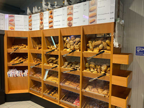 Dagelijks vers brood en andere producten bij Supermarkt 't Hoekje