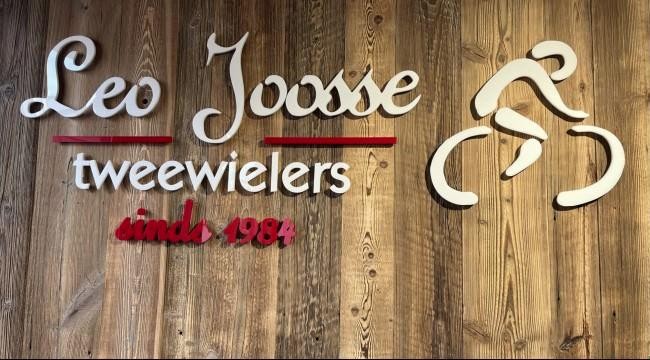 logo leo joosse tweewielers sinds 1984 op houten wand