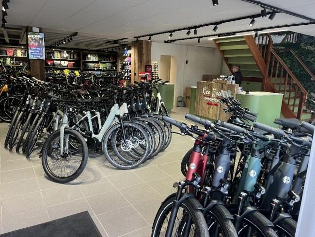 showroom met diverse e bikes en stadsfietsen bij leo joosse tweewielers