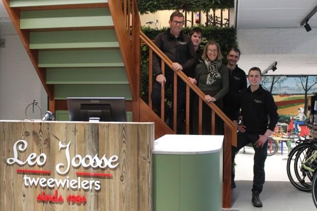 team van leo joosse tweewielers bij de balie in de winkel