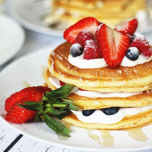 American Pancakes Met Vers Rood Fruit En Een Heerlijke Zelfgemaakte Mascarpone Crème.