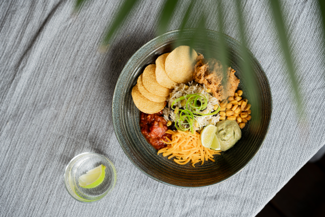 Frisse buddha bowl met limoen en guacamole bij De Zeetoren Hoek van Holland
