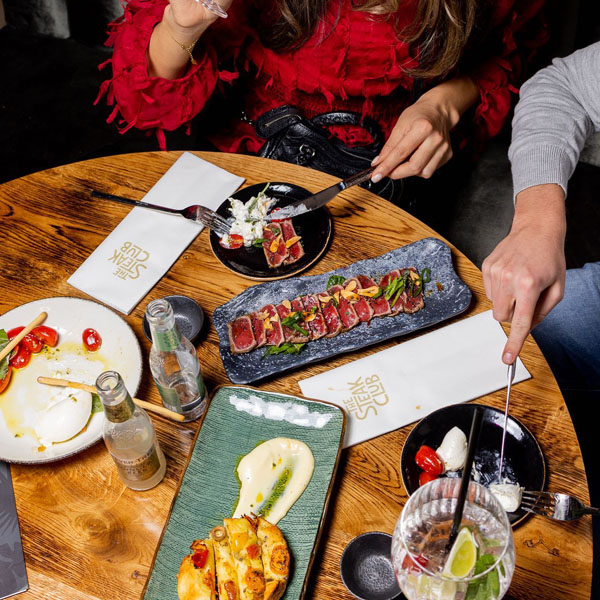 Genieten van de lekkerste gerechten en tappas bij The Steakclub