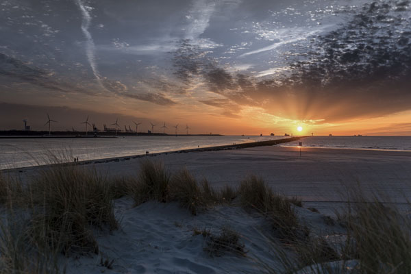 Strand bij zonsondergang Beachclub the Brunt