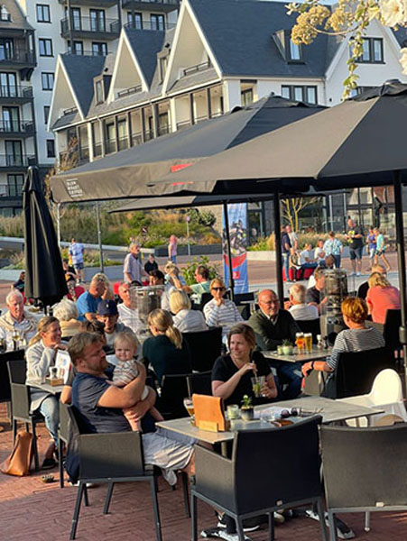 Genieten op het terras in de zon