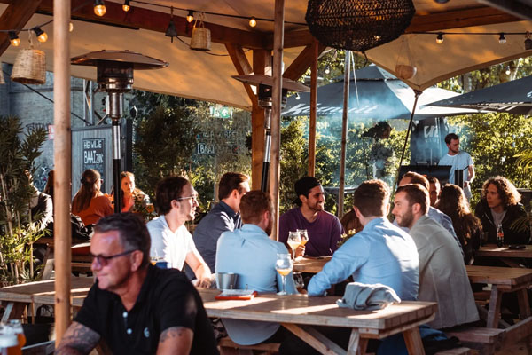 Bij BAAI Breda is het terras een plek voor borrels boottochtjes en leuk groepsvermaak je vindt er leuke events en T shirts