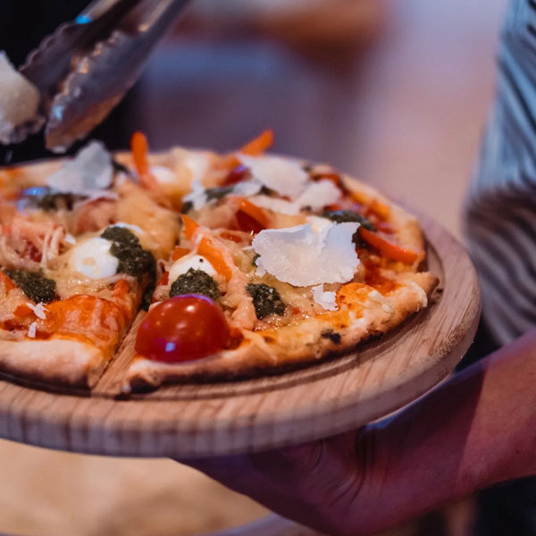 Geniet bij BAAI Breda van de terrasjes borrels boottochten en groepsuitjes met heerlijke hapjes pizzas ingredinten en recepten 