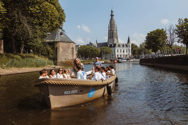 Laat je verwonderen door de kleurrijke combinatie van water lucht planten en bootjes bij BAAI Breda