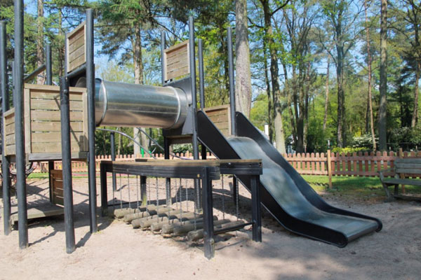 Kids kunnen spelen in de speeltuin