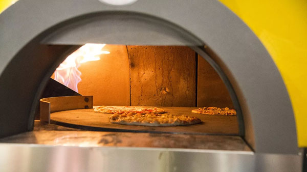 Geniet van onze overheerlijke steenoven pizza's