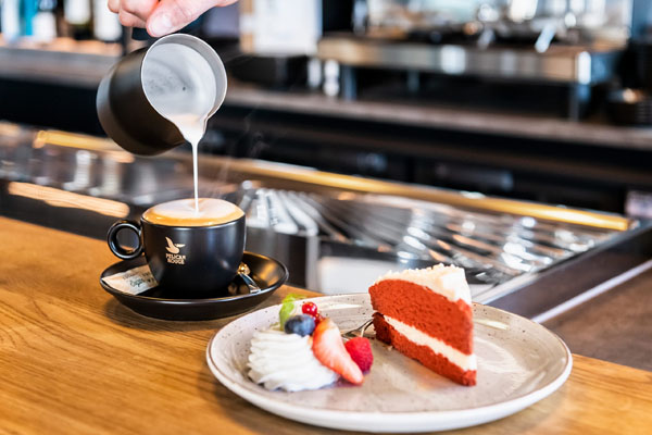 Koffie en red velvet cake bij Grand Café de Beerze