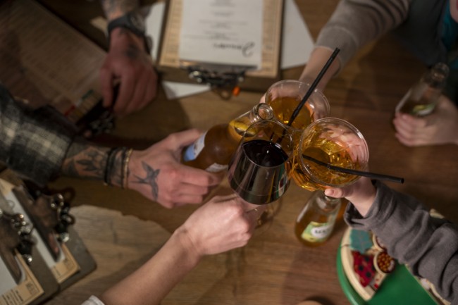 proostmoment met drankjes tijdens een gezellige borrelavond