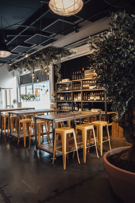 sfeervol interieur van modern restaurant met bar en hoge zitplekken