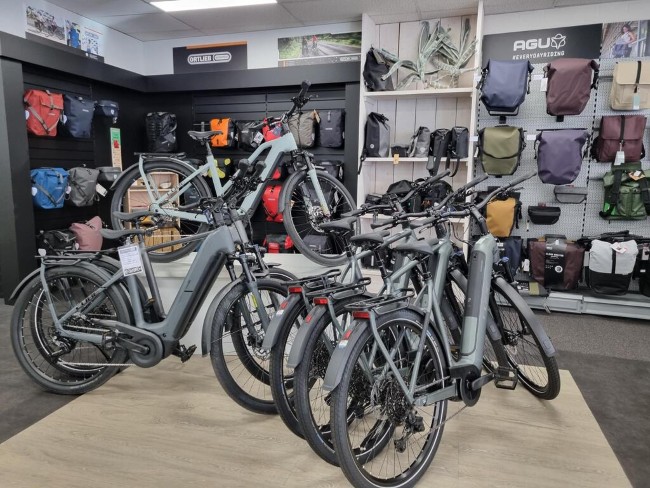 showroom met elektrische fietsen en fietstassen bij henk baars bike sports