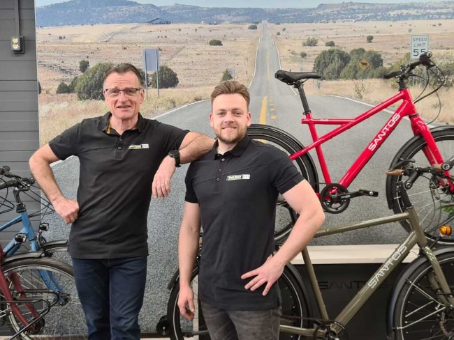 twee medewerkers van henk baars bike sports naast santos fietsen