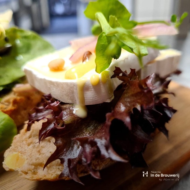 broodje brie bij taverne in de brouwerij diessen