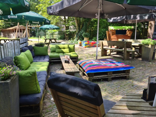 gezellig terras bij taverne in de brouwerij diessen