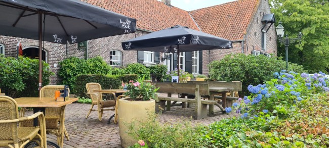 rustiek terras bij taverne in de brouwerij diessen