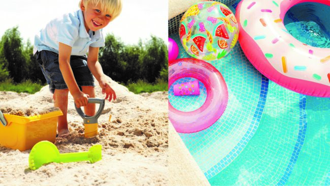 Kind speelt vrolijk in het zand met speelgoed, terwijl kleurrijke opblaasringen in een zwembad drijven.