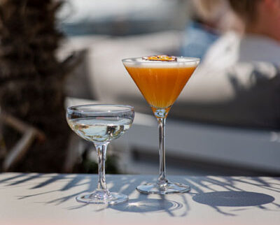 De lekkerste cocktails met een overheerlijke borrelplank op ons terras
