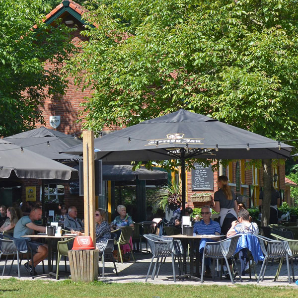 Teras en speeltuin bij Taverne D'n Ouwe Brandtoren