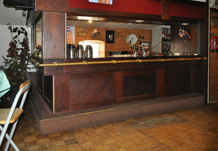 Bij binnenkomst komt u in onze gezellige ontvangstruimte voorzien van een bar, waar u de mogelijkheid hebt om een drankje te gebruiken.