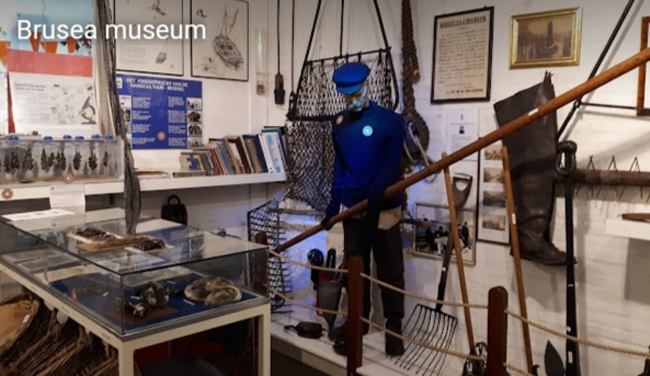 Het Brusea museum met vissersgereedschap en historische voorwerpen die de maritieme geschiedenis van Bruinisse belichten