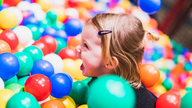 Jong meisje speelt in een ballenbak bij FunZone Breda