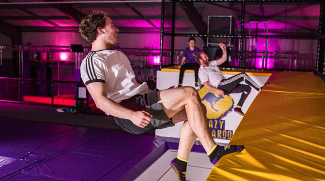 Man ontspant op een schuine trampoline bij FunZone Breda