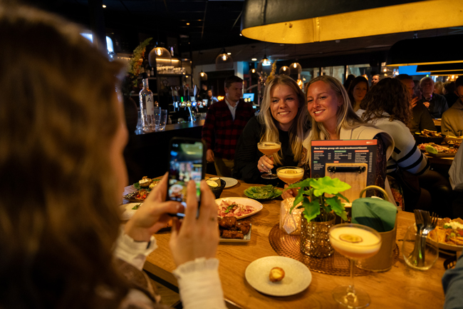 Onze menukaart biedt een smakelijke variatie aan bites die perfect samengaan met jouw favoriete drankje.