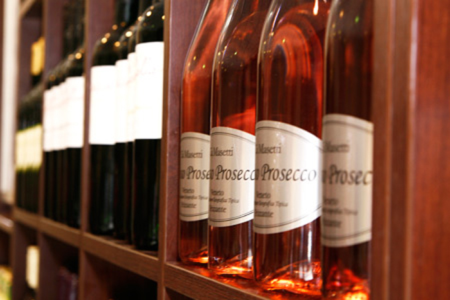 Ook voor overheerlijke wijnen bent u bij Keurslagerij Daan van den Broek aan het juiste adres