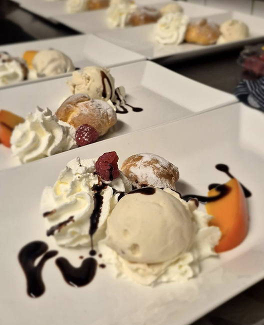 dessert met ijs en slagroom eetcafe marktzicht