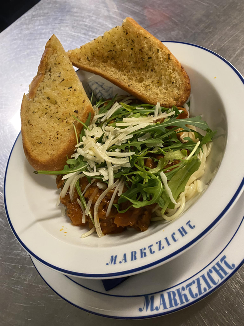 pasta met rucola en knoflookbrood eetcafe marktzicht