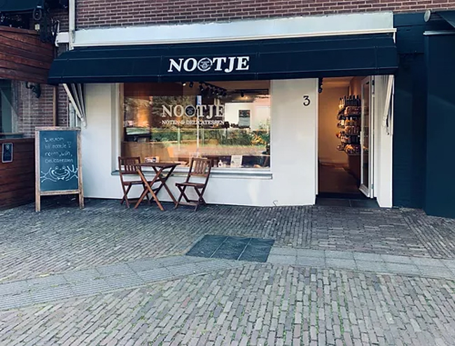 Buitenaanzicht van Nootje, een noten en delicatessenwinkel in Oisterwijk