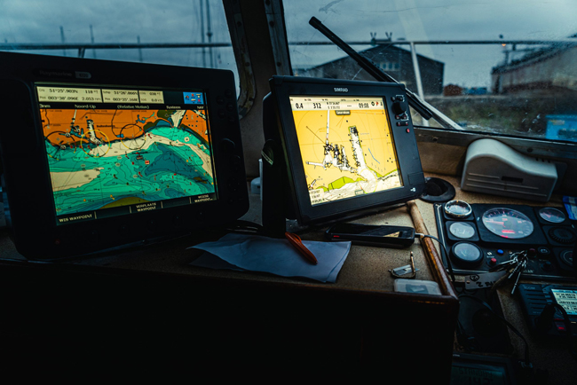 Navigatieschermen binnenin de stuurhut van een Sharky Charters boot in Vrouwenpolder