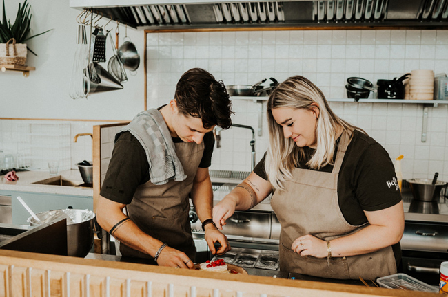 Onze chefs die een fruitige taart bereiden in de open keuken van Liefs Lies in Breskens