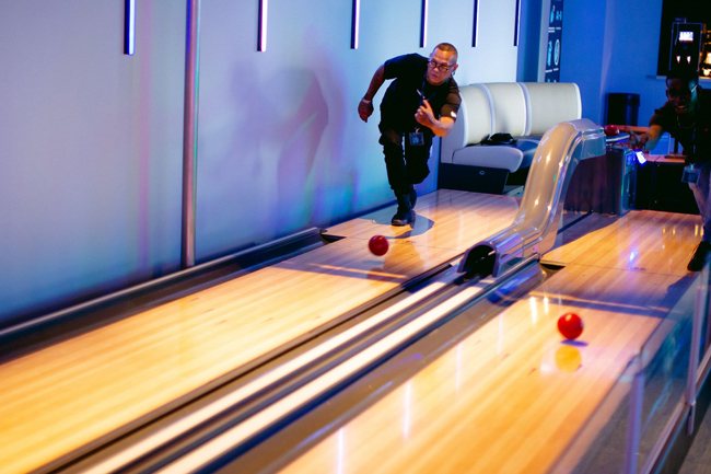 Mini bowling bij HighScore Kijkduin