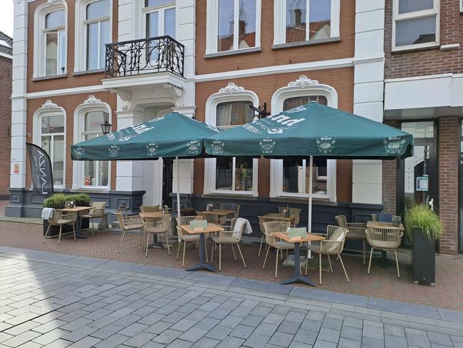 Gevestigd in een historisch pand in het centrum van het Brabantse Waalwijk ligt Restaurant De Gulle Lach