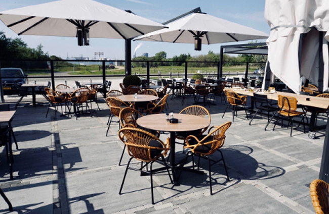 Het terras van Restaurant Paviljoen de Duinrand Oostvoorne