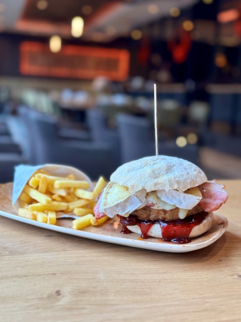 ambachtelijke hamburger met frietjes brasserie t onderwerp lommel