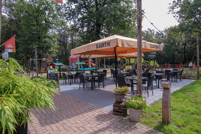 Genieten op het terras bij Gasterij de Grenshoeve Baarle Nassau
